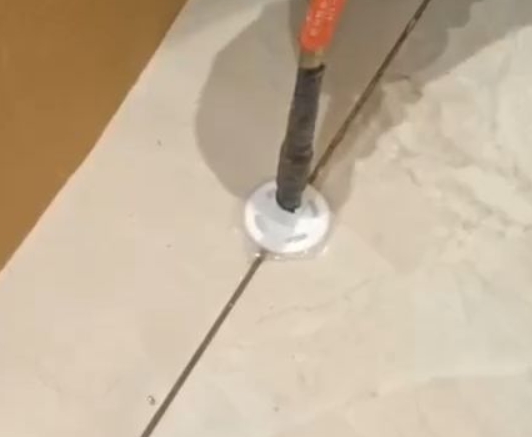 资兴瓷砖空鼓维修公司专业解答瓷砖在铺贴过程中，如果没有涂抹均匀到位的粘结材料（如水泥砂浆或瓷砖胶），可能会导致以下问题