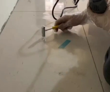 资兴瓷砖开裂维修公司专业分享瓷砖在铺贴前如果没有沥干水分，将会导致以下问题