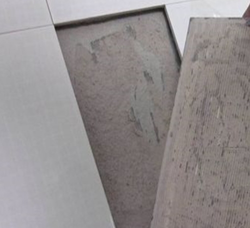 资兴瓷砖空鼓维修公司分享瓷砖铺贴时如果打浆（即涂抹在瓷砖背面和基层上的砂浆或瓷砖胶）过少，会带来以下问题